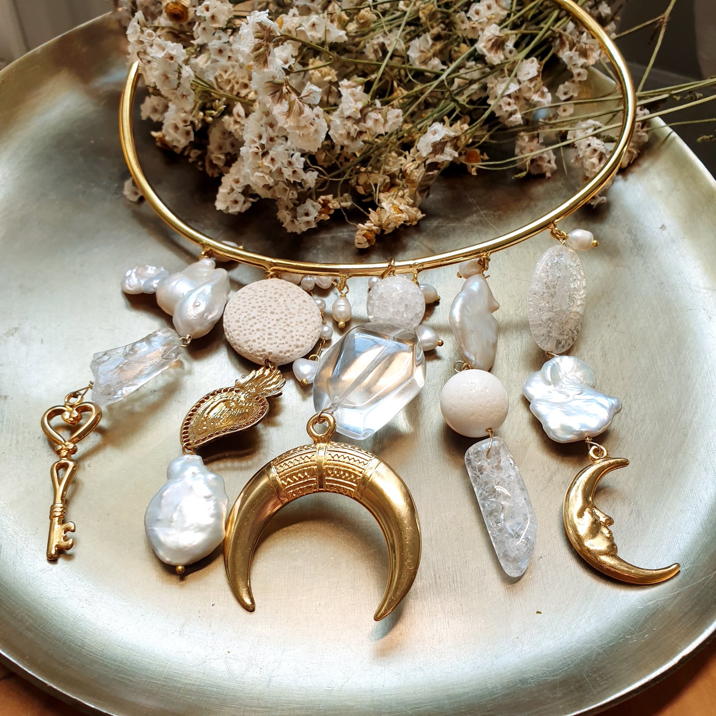 Girocollo placcato oro con perle barocche, quarzo bianco e inserti placcati oro