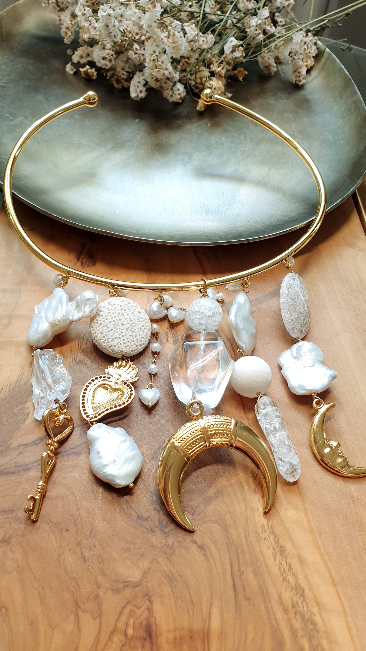 Girocollo placcato oro con perle barocche, quarzo bianco e inserti placcati oro