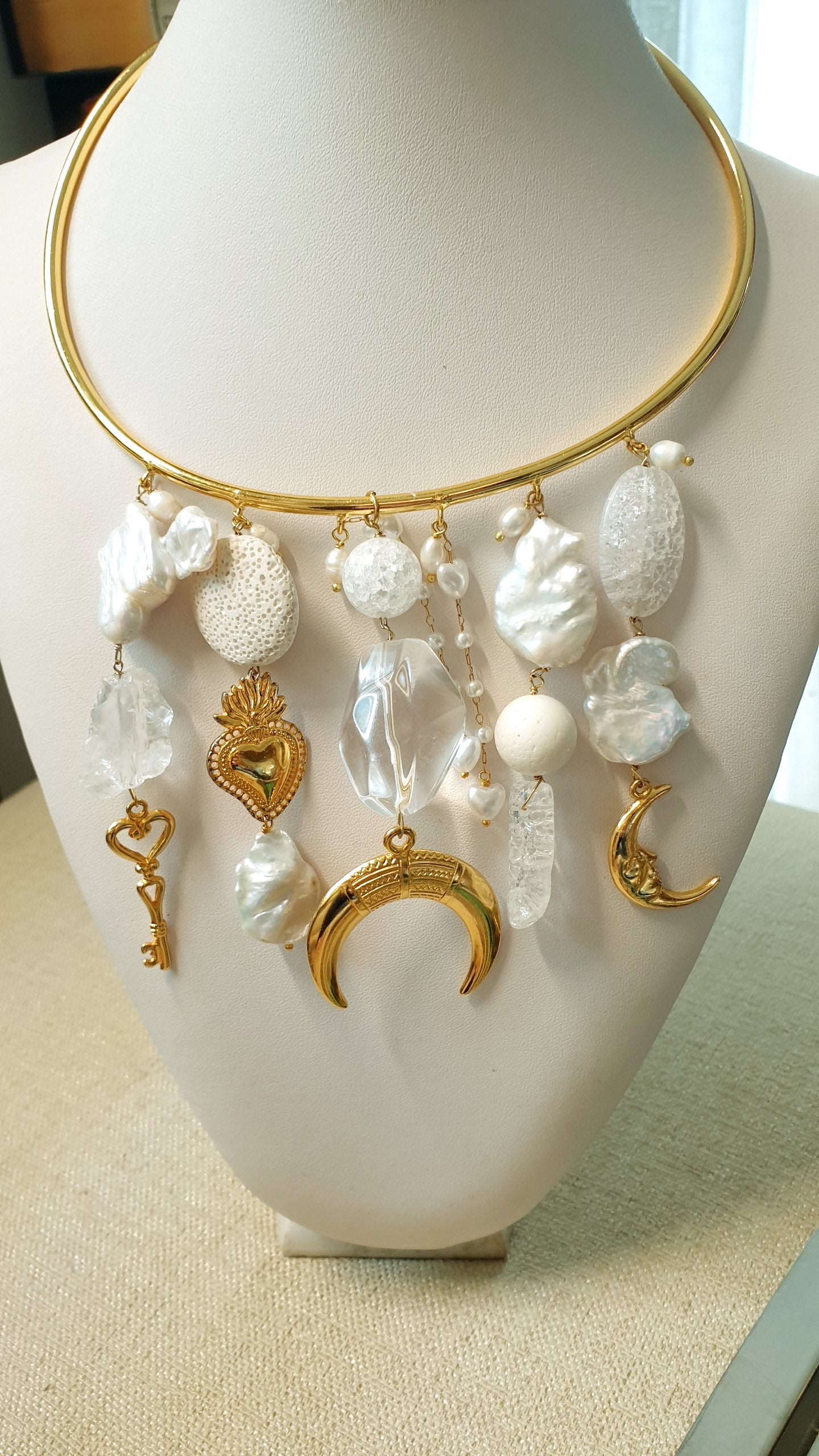 Girocollo placcato oro con perle barocche, quarzo bianco e inserti placcati oro