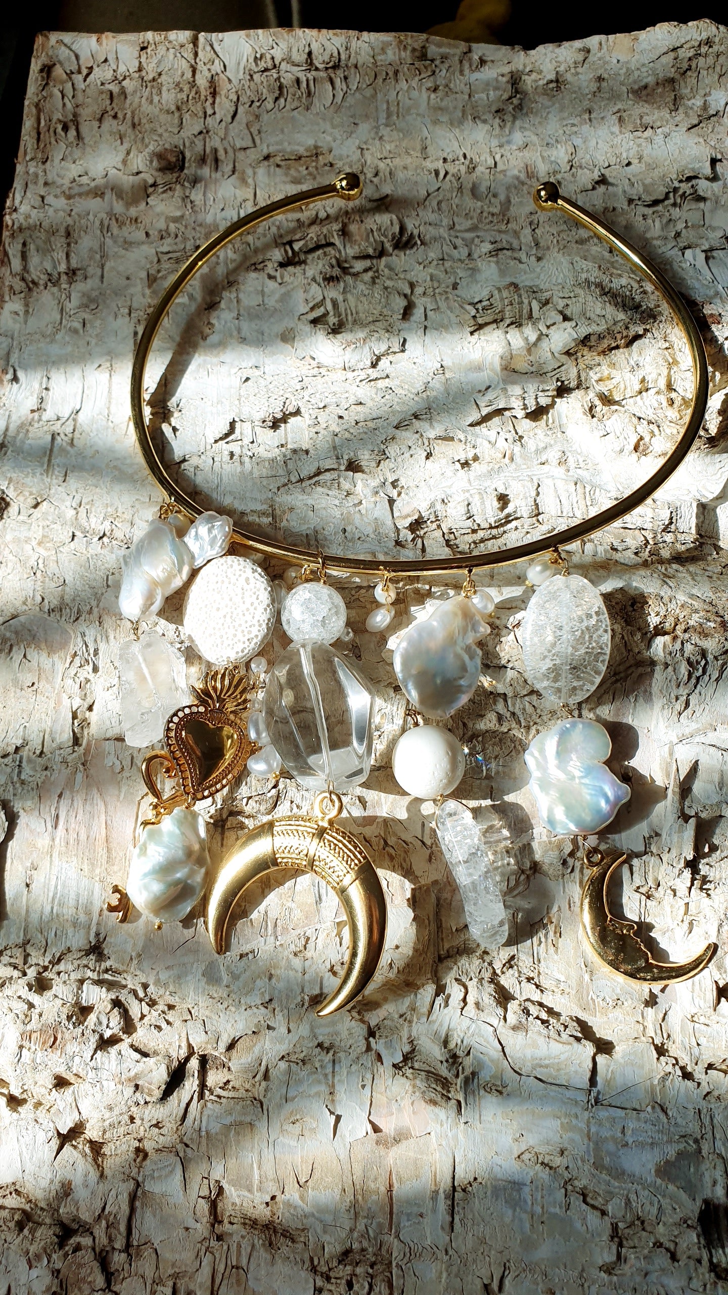 Girocollo placcato oro con perle barocche, quarzo bianco e inserti placcati oro