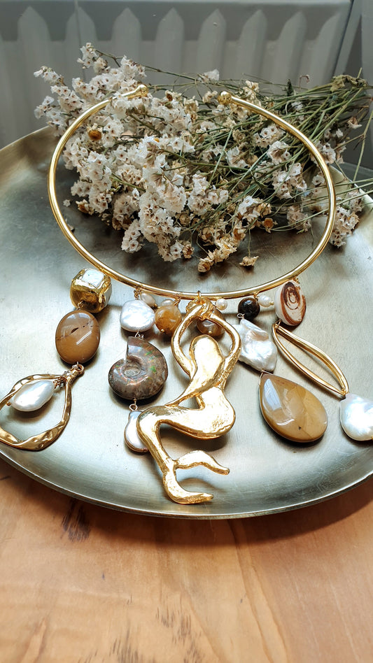 Girocollo con sirena placcato oro con mokaite, ammonite, perle barocche