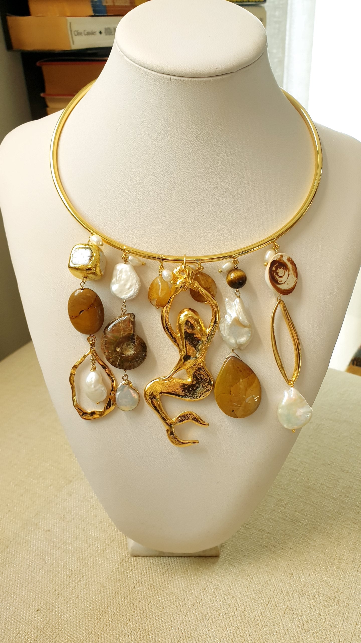 Girocollo con sirena placcato oro con mokaite, ammonite, perle barocche