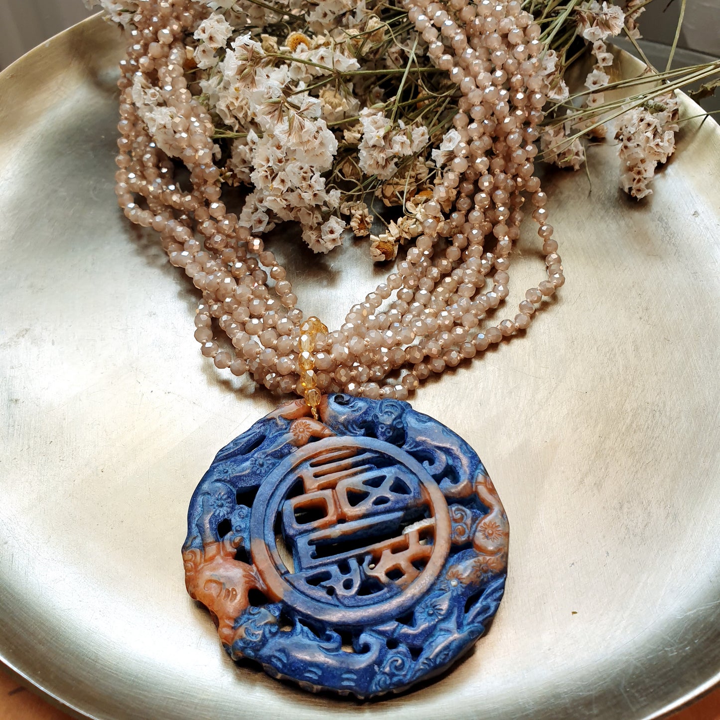 Girocollo di cristallini con giada intagliata