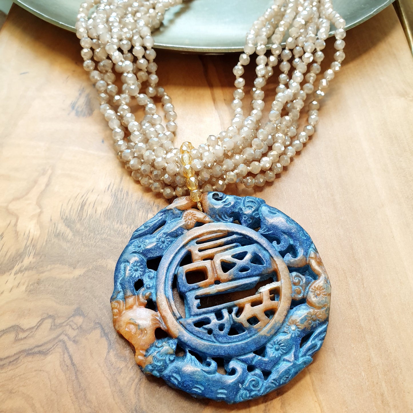 Girocollo di cristallini con giada intagliata