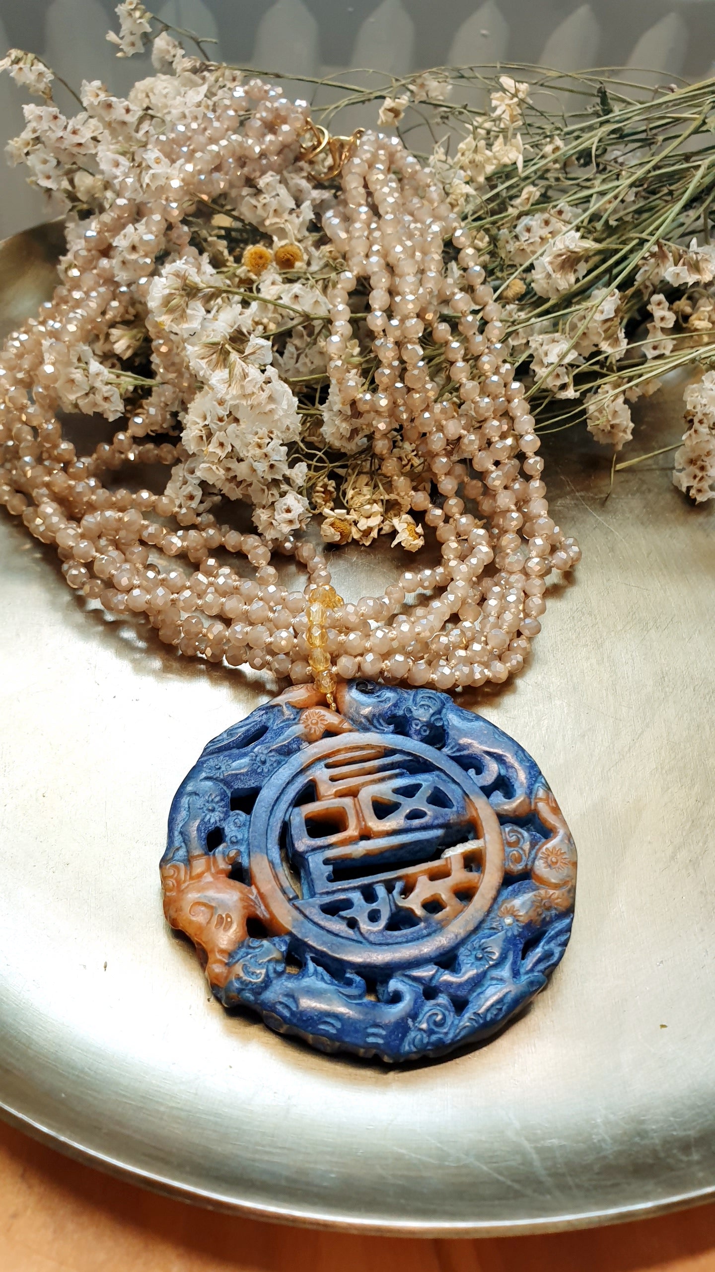 Girocollo di cristallini con giada intagliata