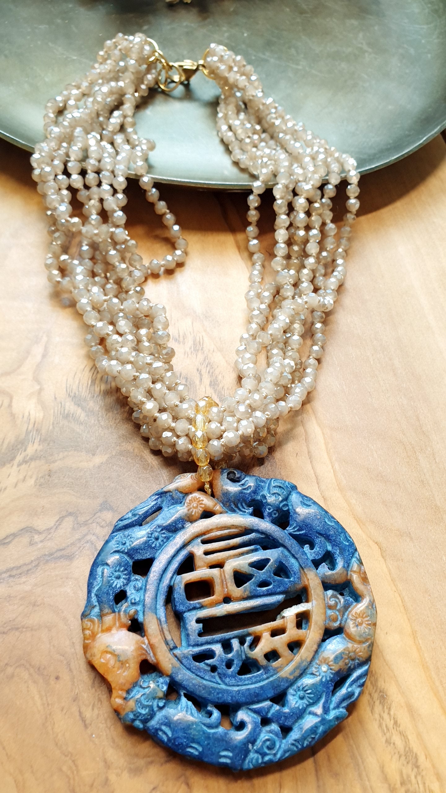 Girocollo di cristallini con giada intagliata