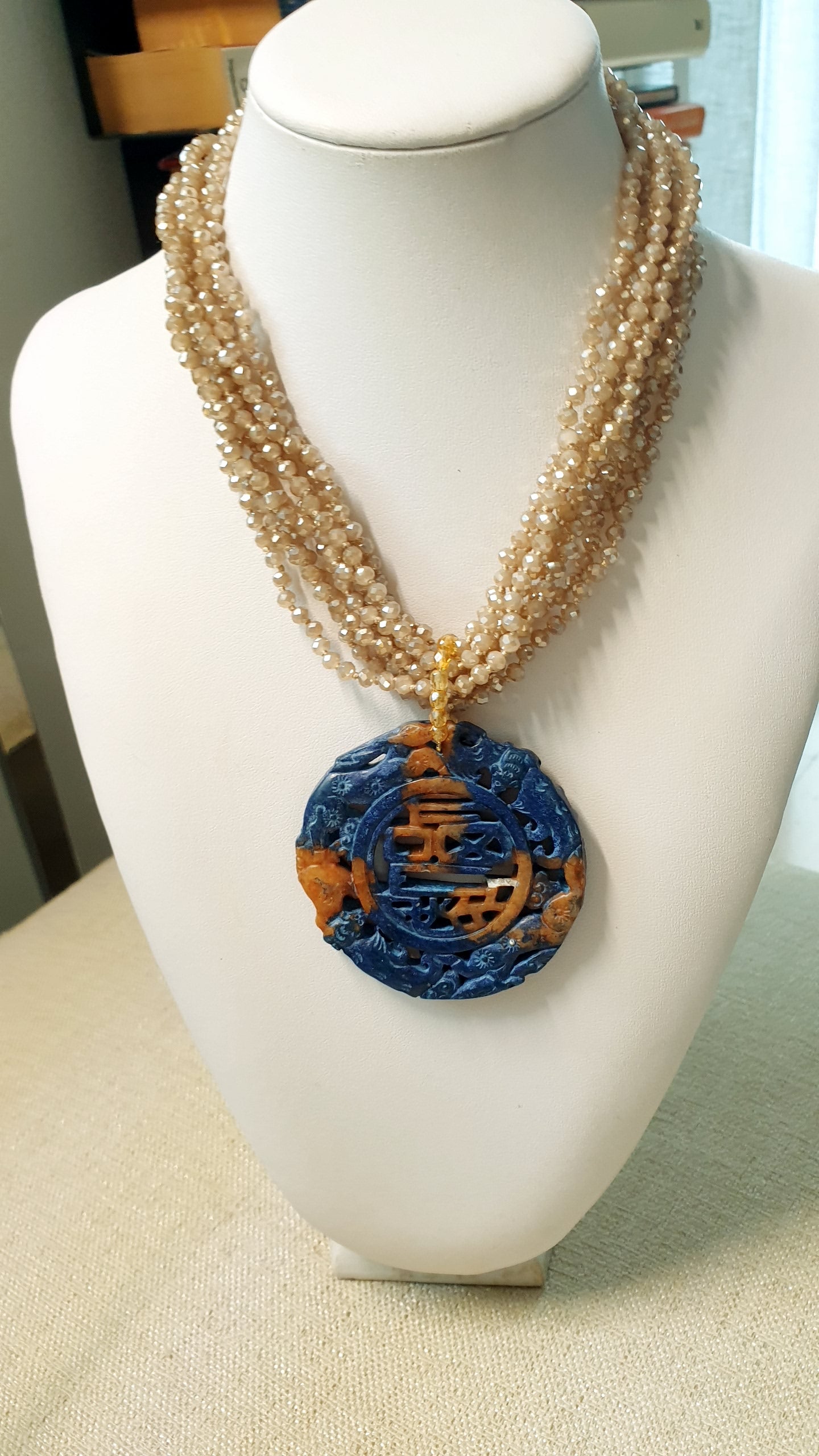 Girocollo di cristallini con giada intagliata