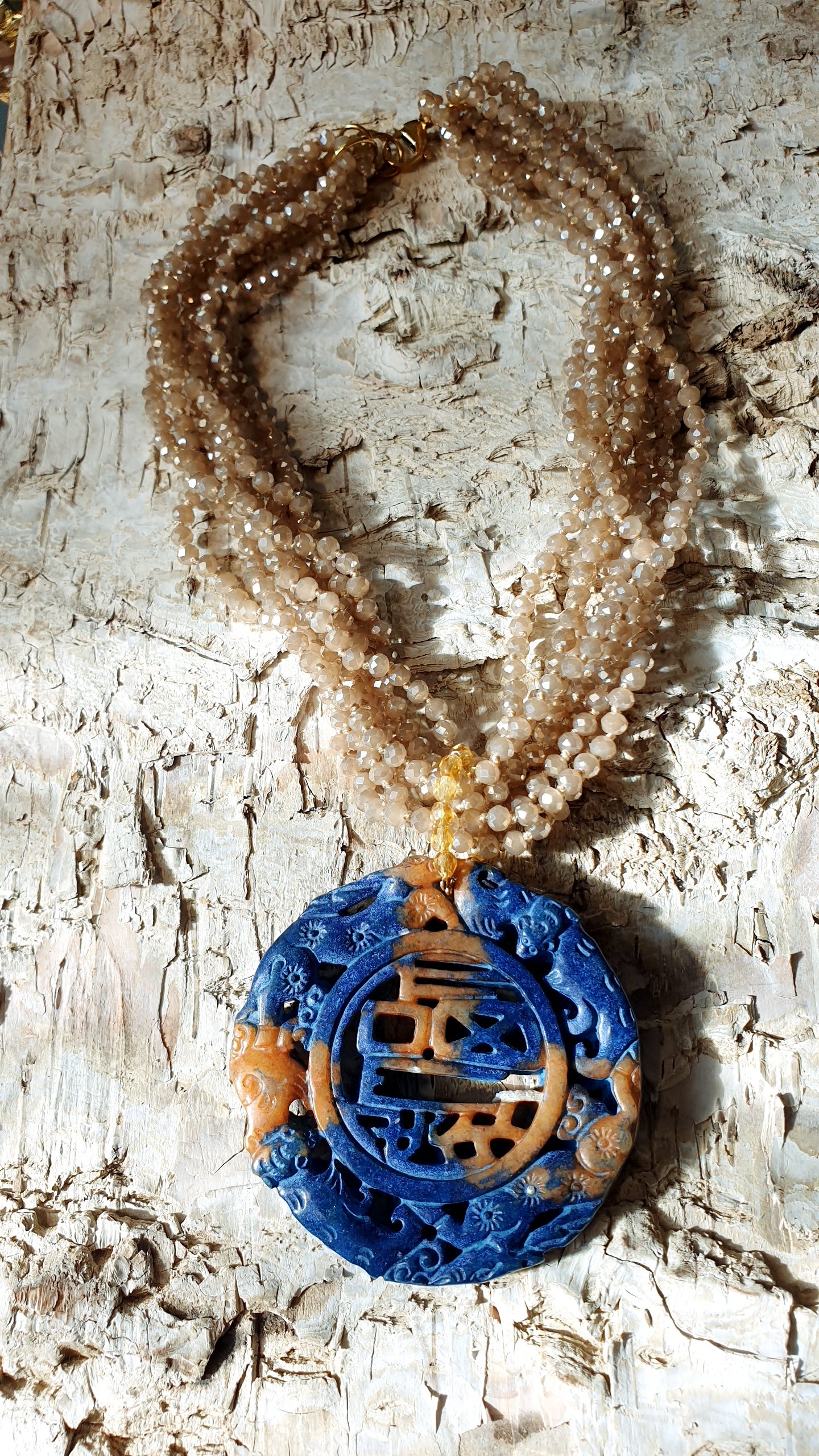 Girocollo di cristallini con giada intagliata