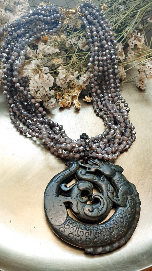 Girocollo di cristallini grigi con giada intagliata