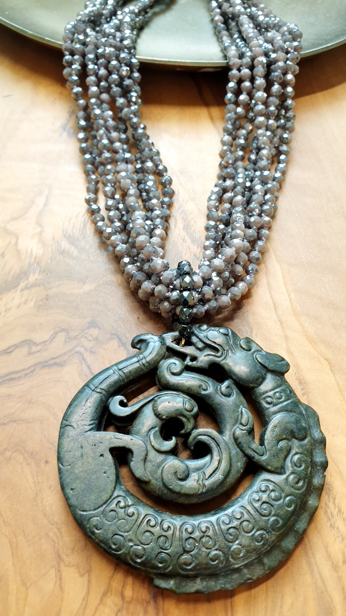 Girocollo di cristallini grigi con giada intagliata