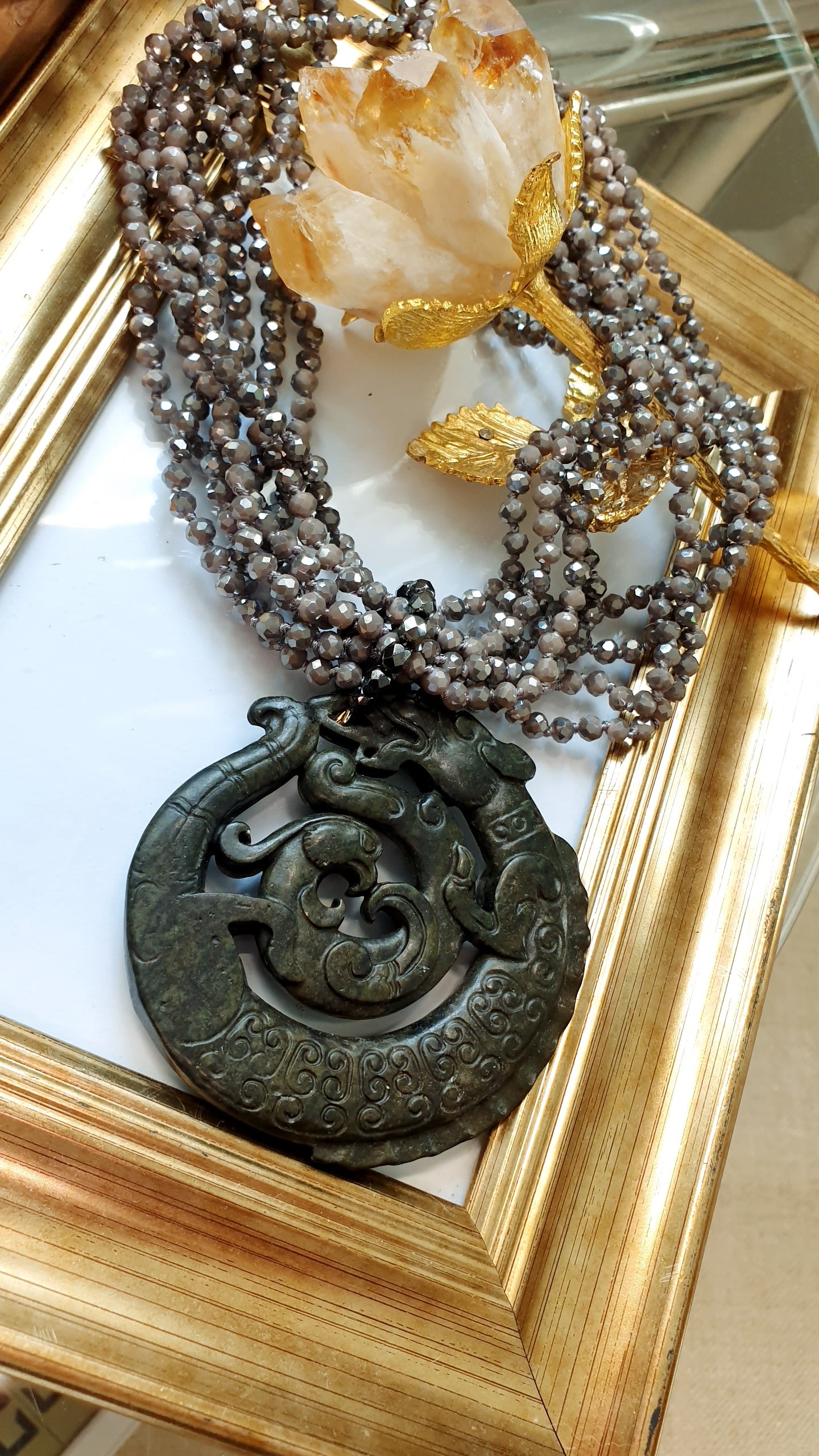 Girocollo di cristallini grigi con giada intagliata