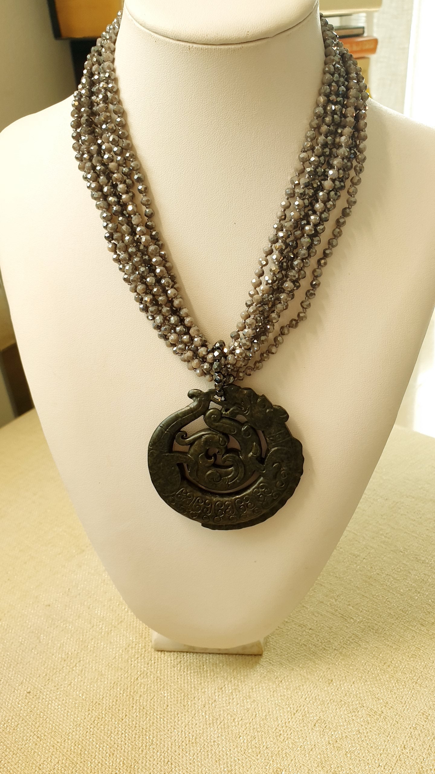 Girocollo di cristallini grigi con giada intagliata