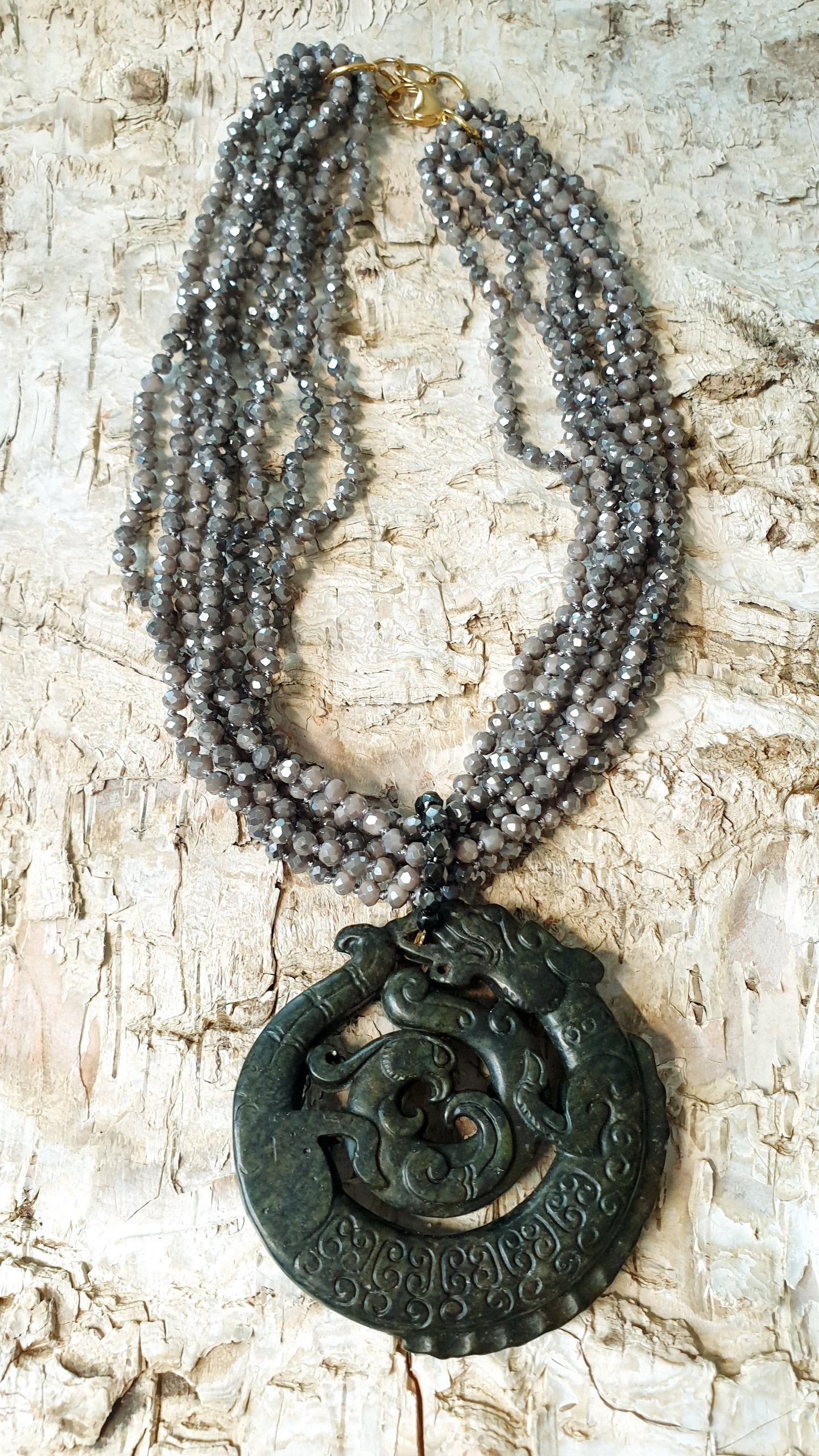 Girocollo di cristallini grigi con giada intagliata