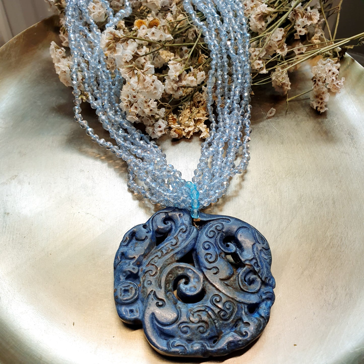 Girocollo di cristallini con giada intagliata