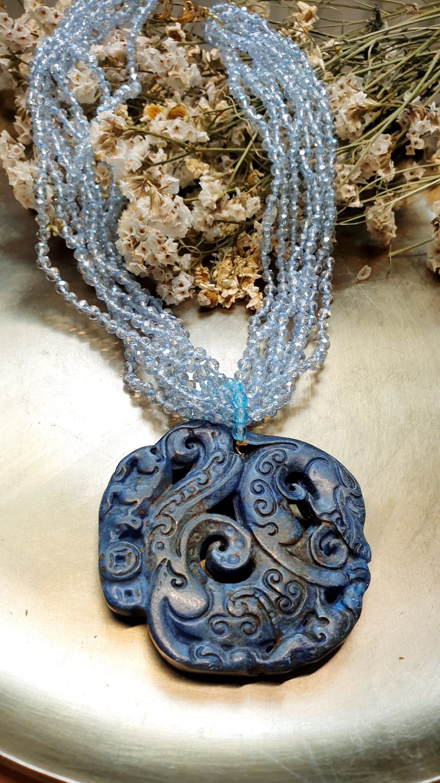 Girocollo di cristallini con giada intagliata