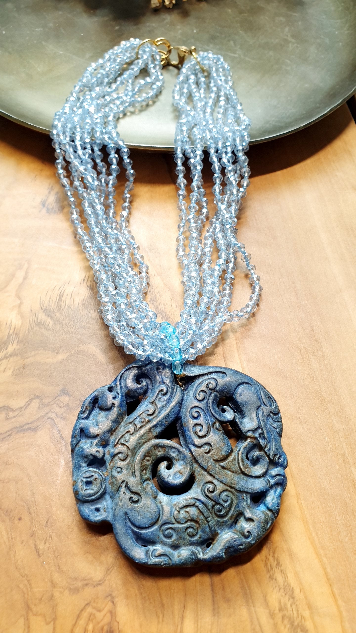 Girocollo di cristallini con giada intagliata