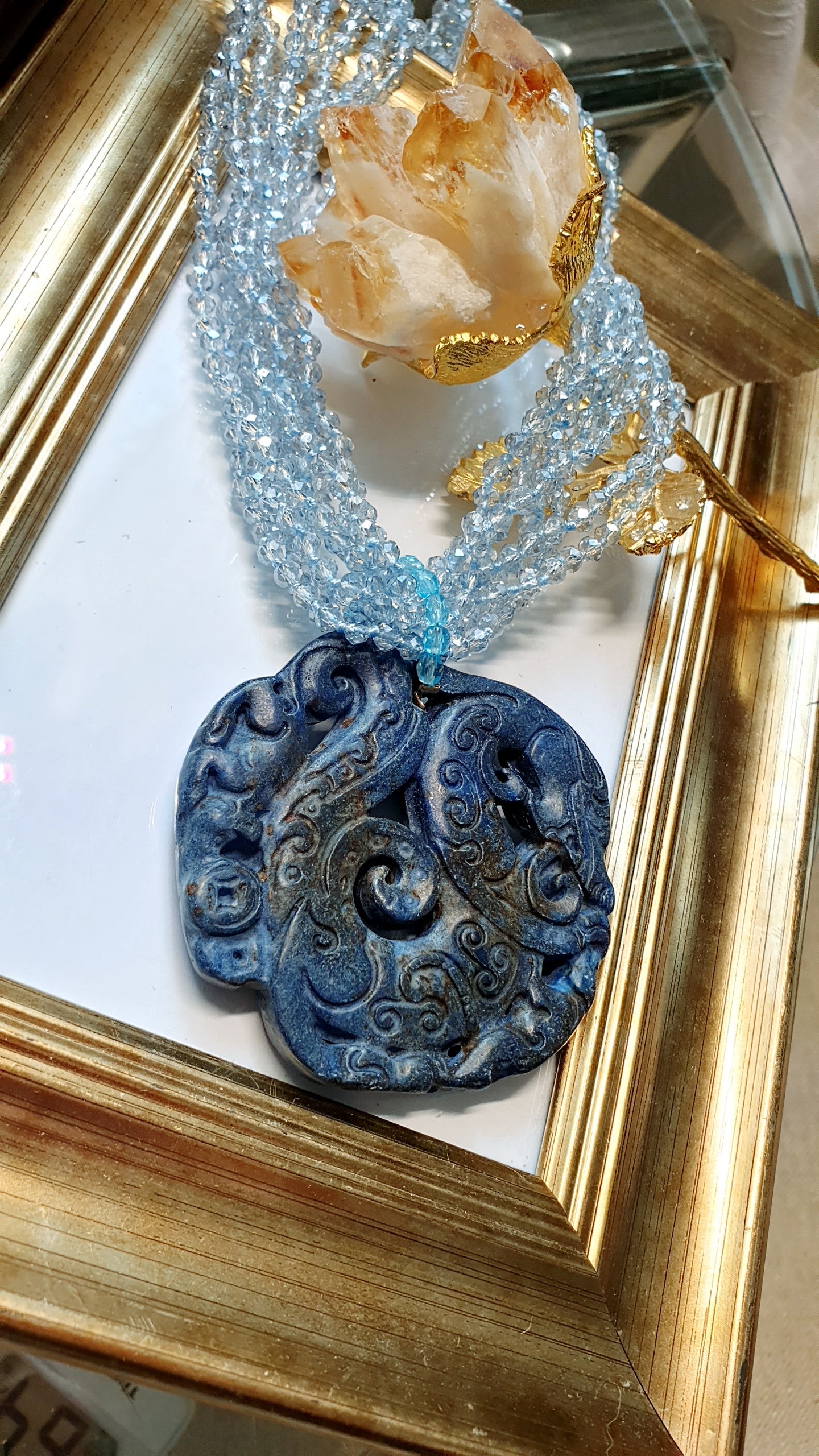 Girocollo di cristallini con giada intagliata