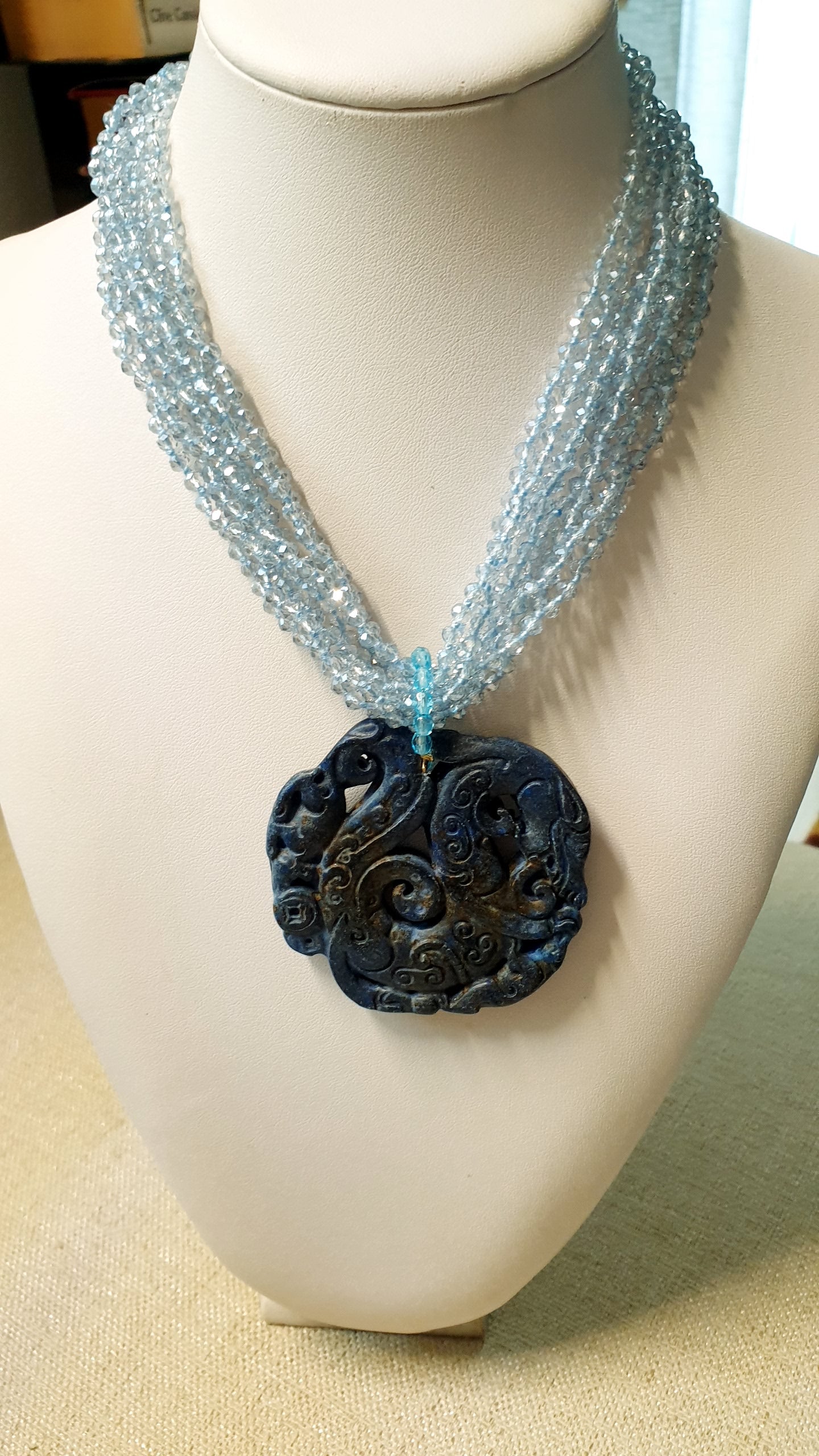 Girocollo di cristallini con giada intagliata