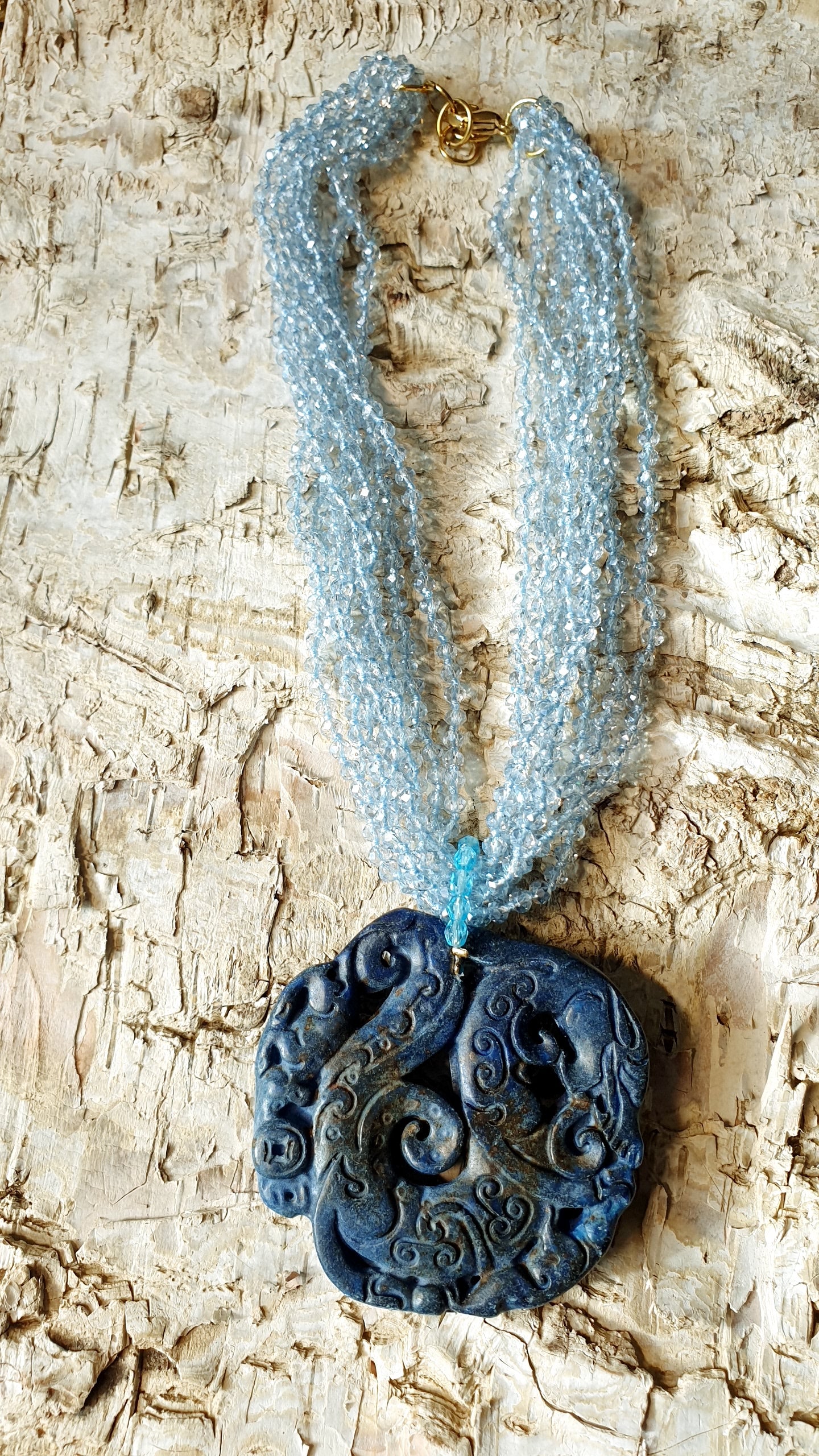 Girocollo di cristallini con giada intagliata