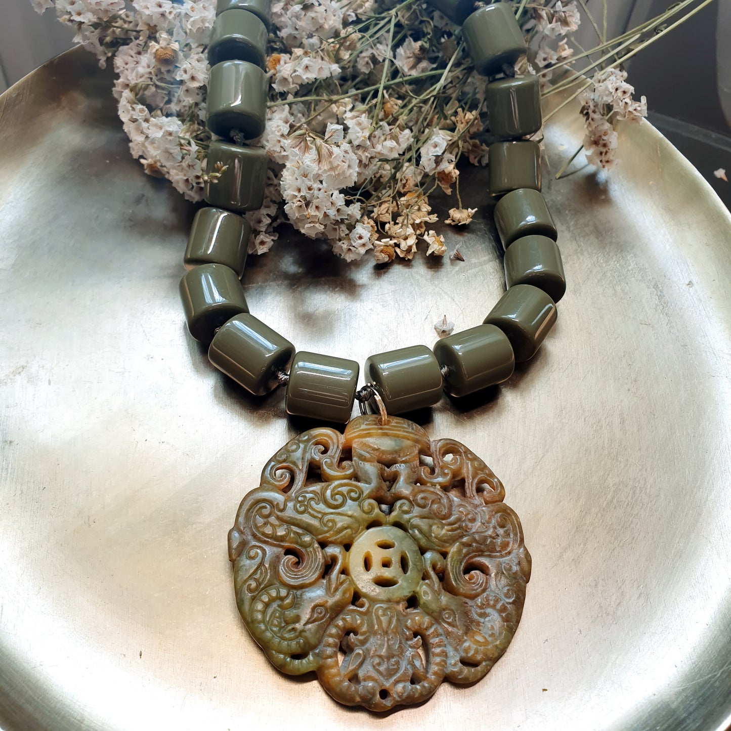 Girocollo in resina coler fango e giada intagliata