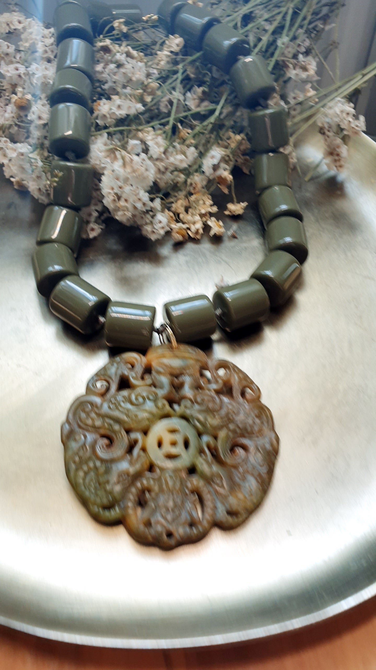 Girocollo in resina coler fango e giada intagliata