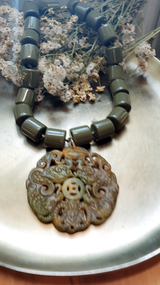 Girocollo in resina coler fango e giada intagliata