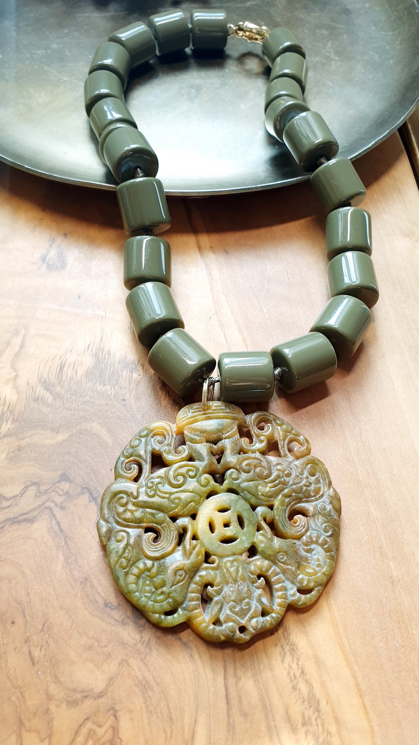 Girocollo in resina coler fango e giada intagliata