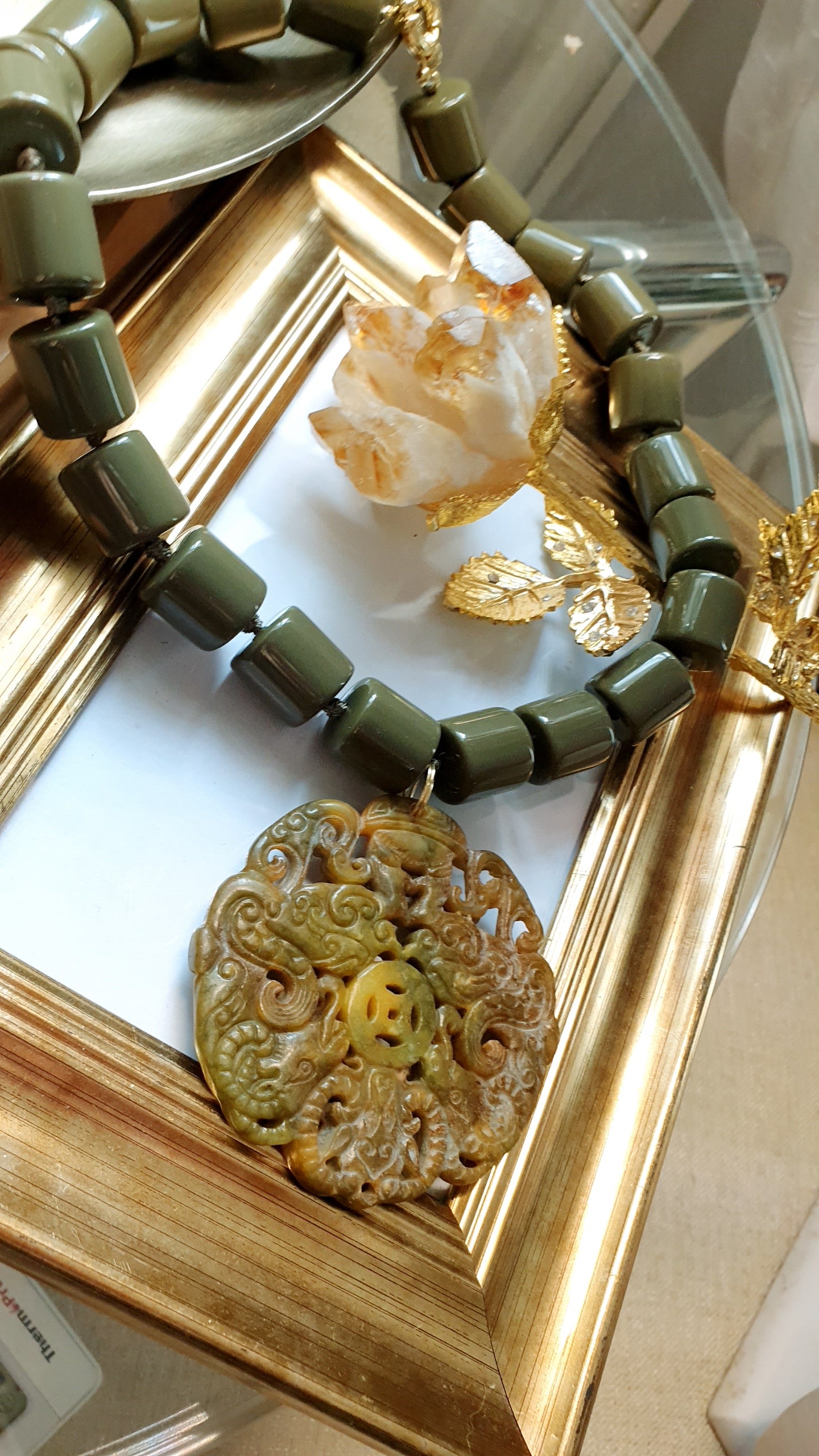 Girocollo in resina coler fango e giada intagliata