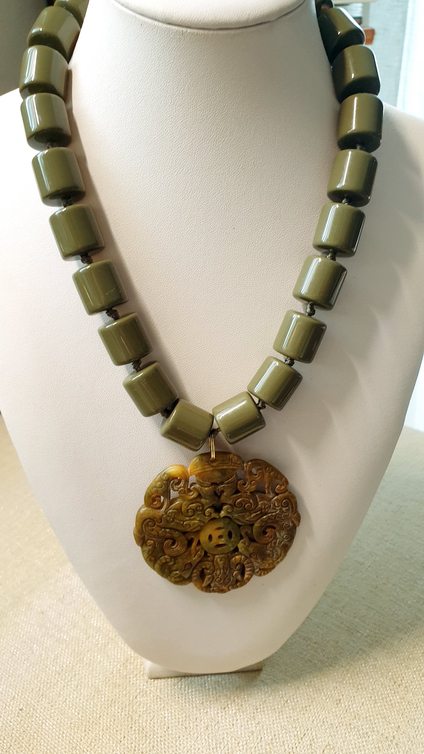 Girocollo in resina coler fango e giada intagliata