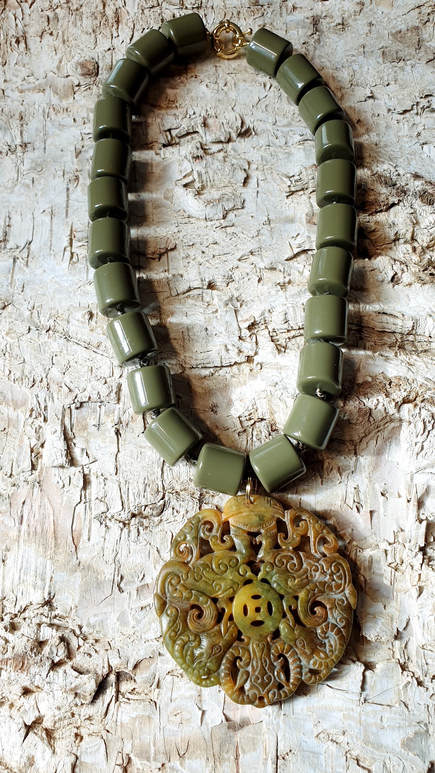 Girocollo in resina coler fango e giada intagliata