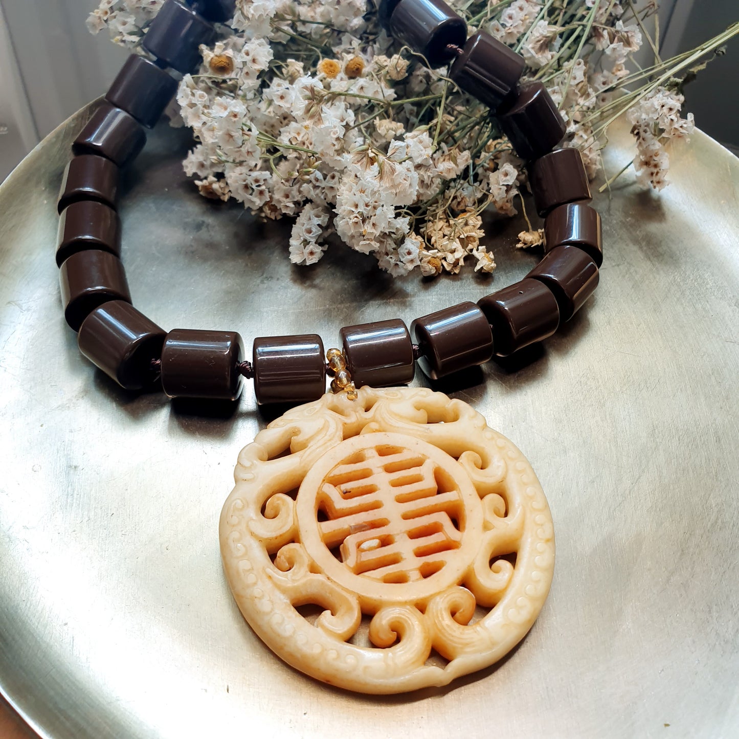 Girocollo in resina marrone con grande giada intagliata