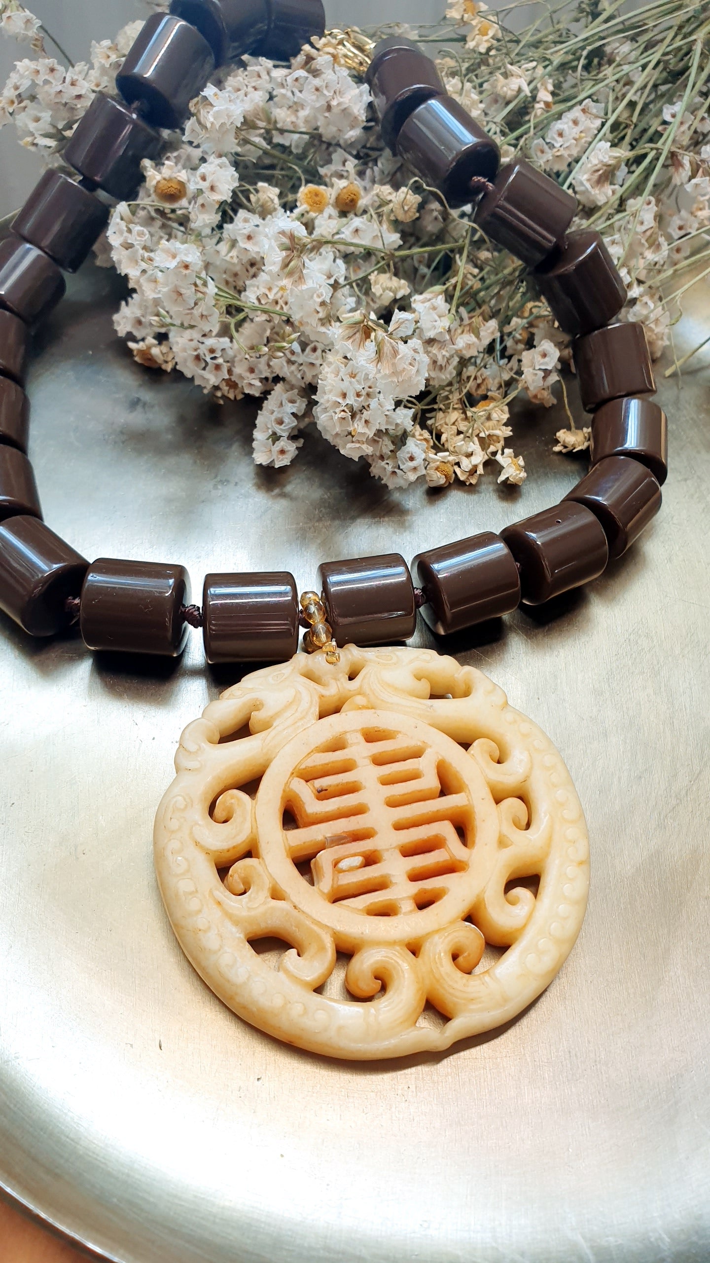 Girocollo in resina marrone con grande giada intagliata