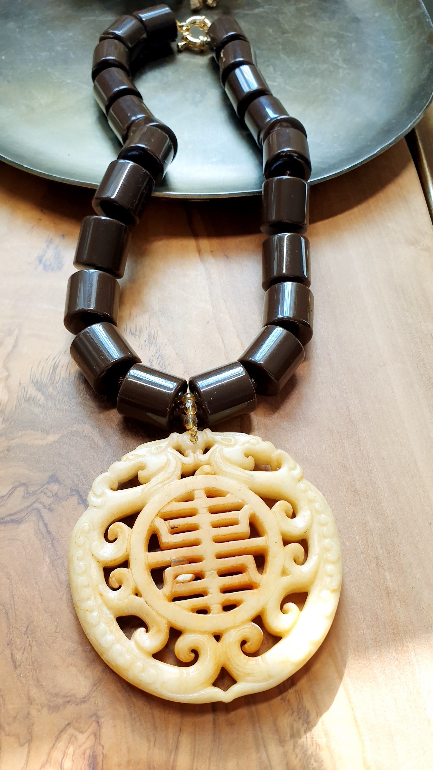 Girocollo in resina marrone con grande giada intagliata