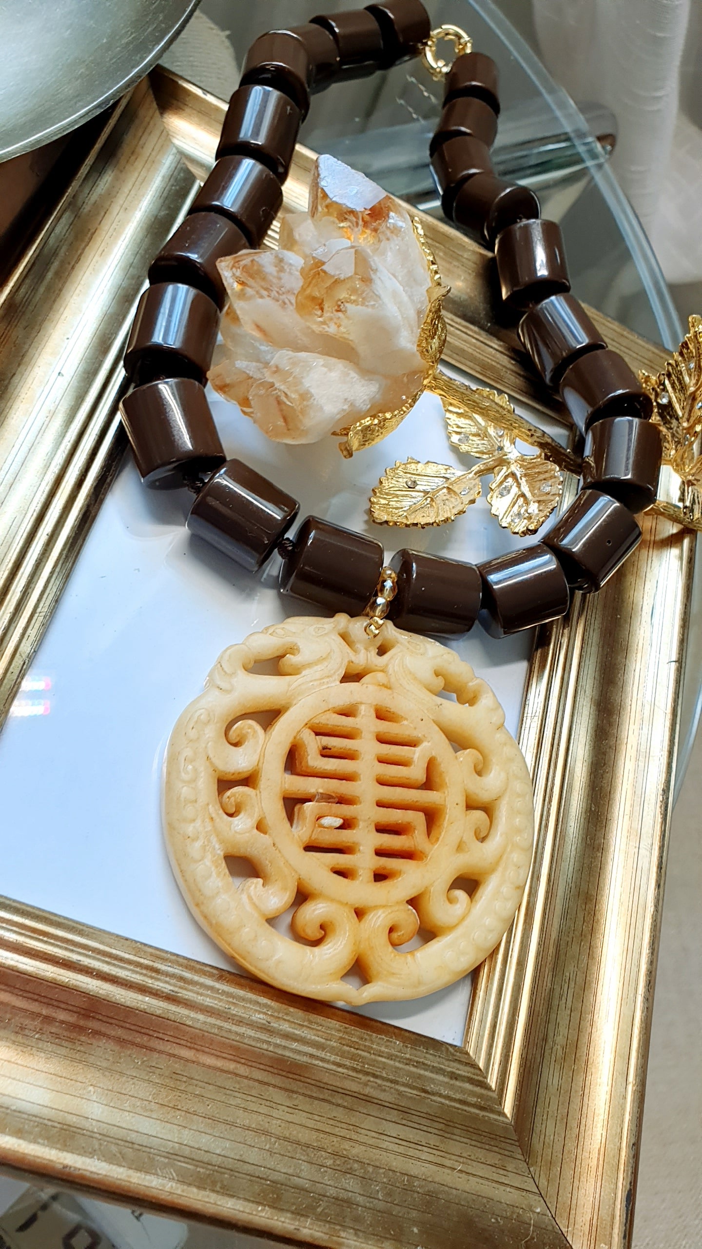 Girocollo in resina marrone con grande giada intagliata