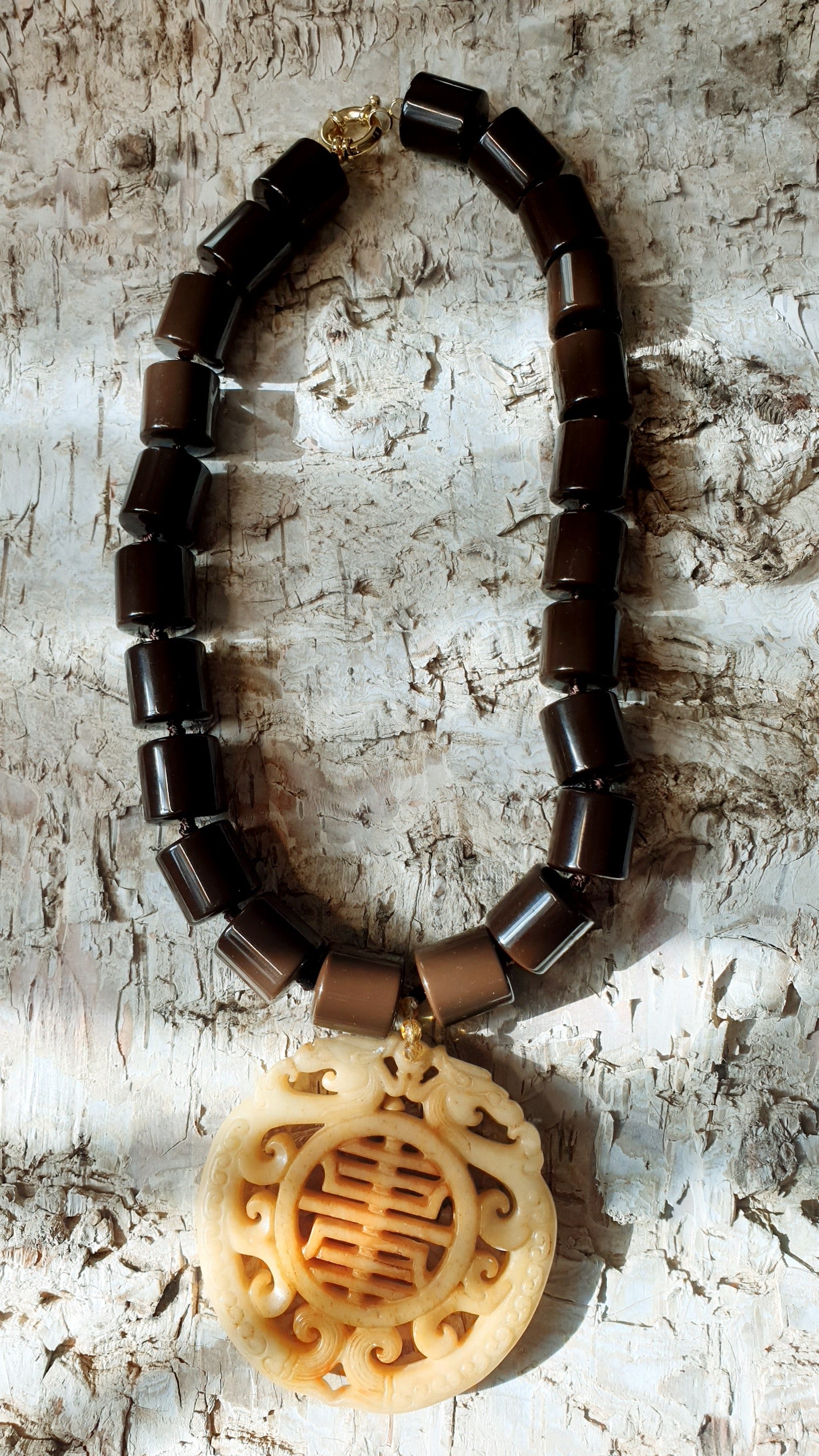 Girocollo in resina marrone con grande giada intagliata