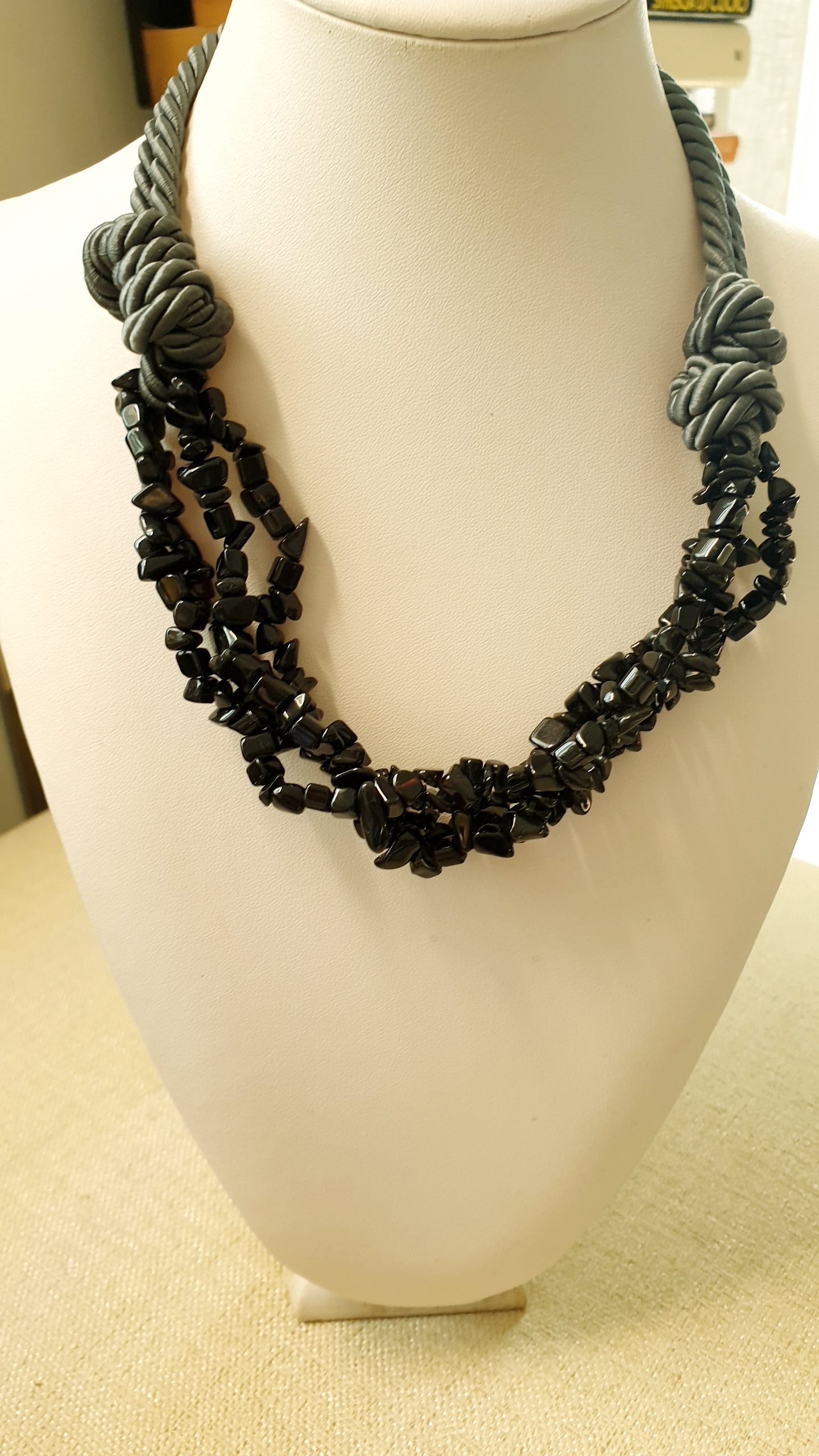 Girocollo in seta con pietre dure o perle.