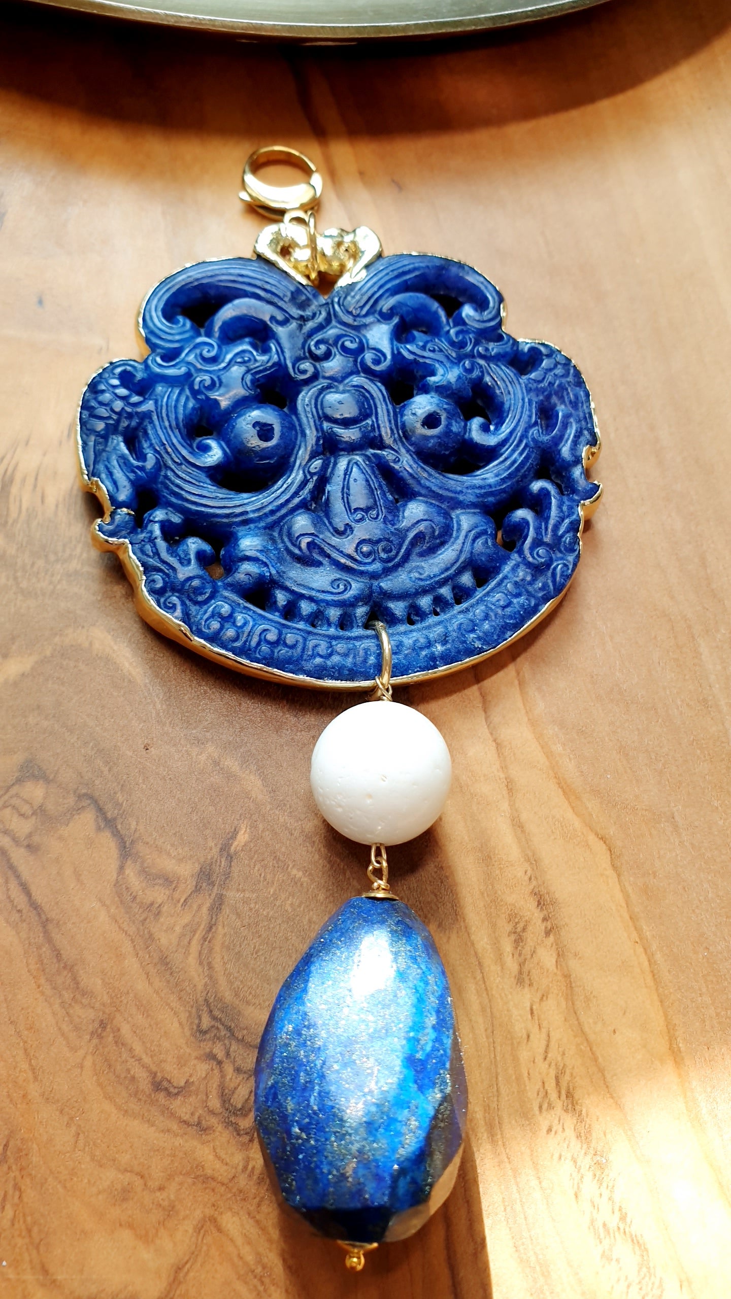 Ciondolo mala con giada, corallo bianco, lapis