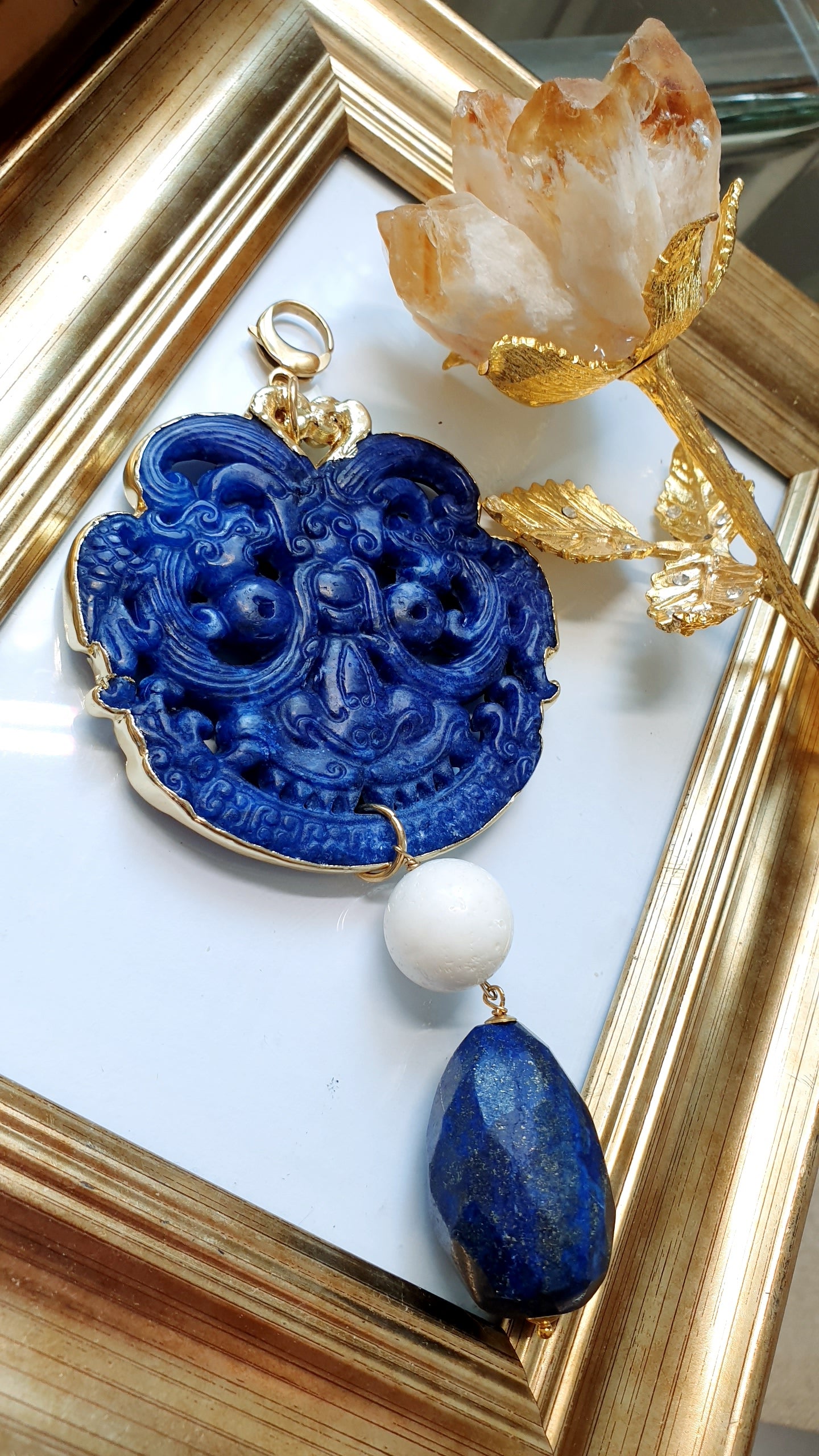 Ciondolo mala con giada, corallo bianco, lapis