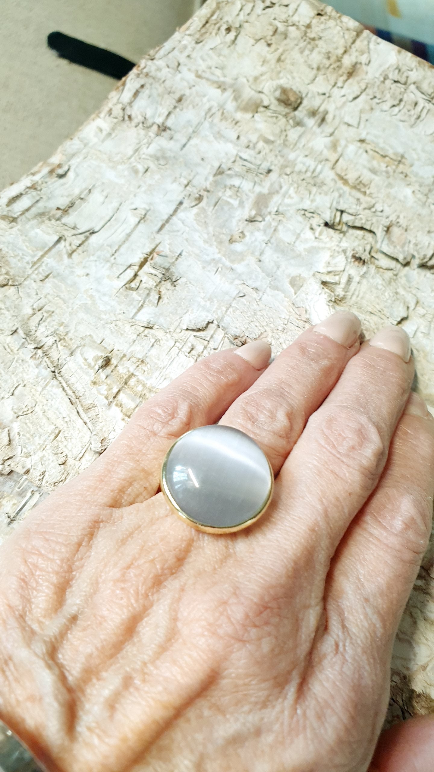 Anello in ottone con occhio di gatto grigio