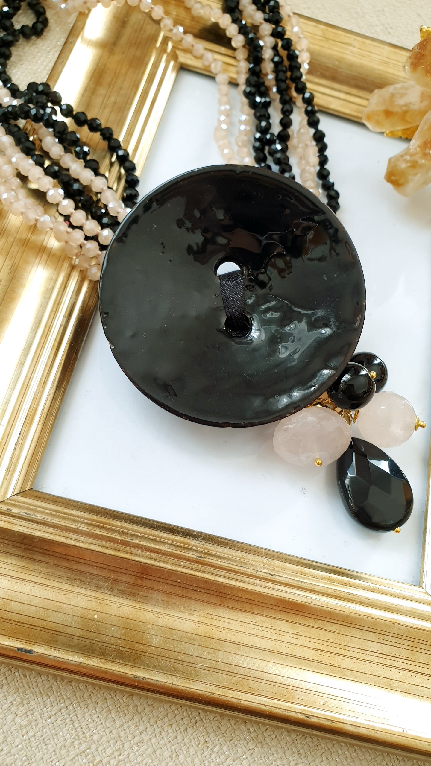 Girocollo in cristallini neri e champagne, con disco seme, quarzo citrino e onice