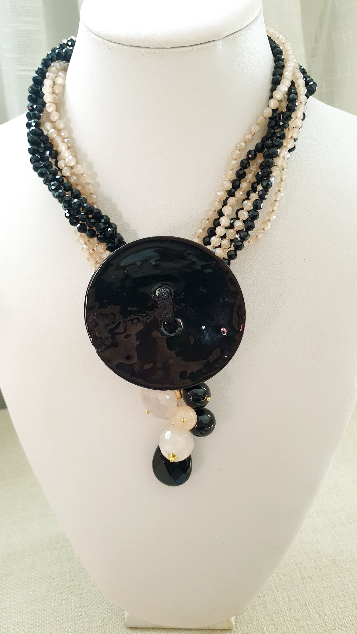 Girocollo in cristallini neri e champagne, con disco seme, quarzo citrino e onice