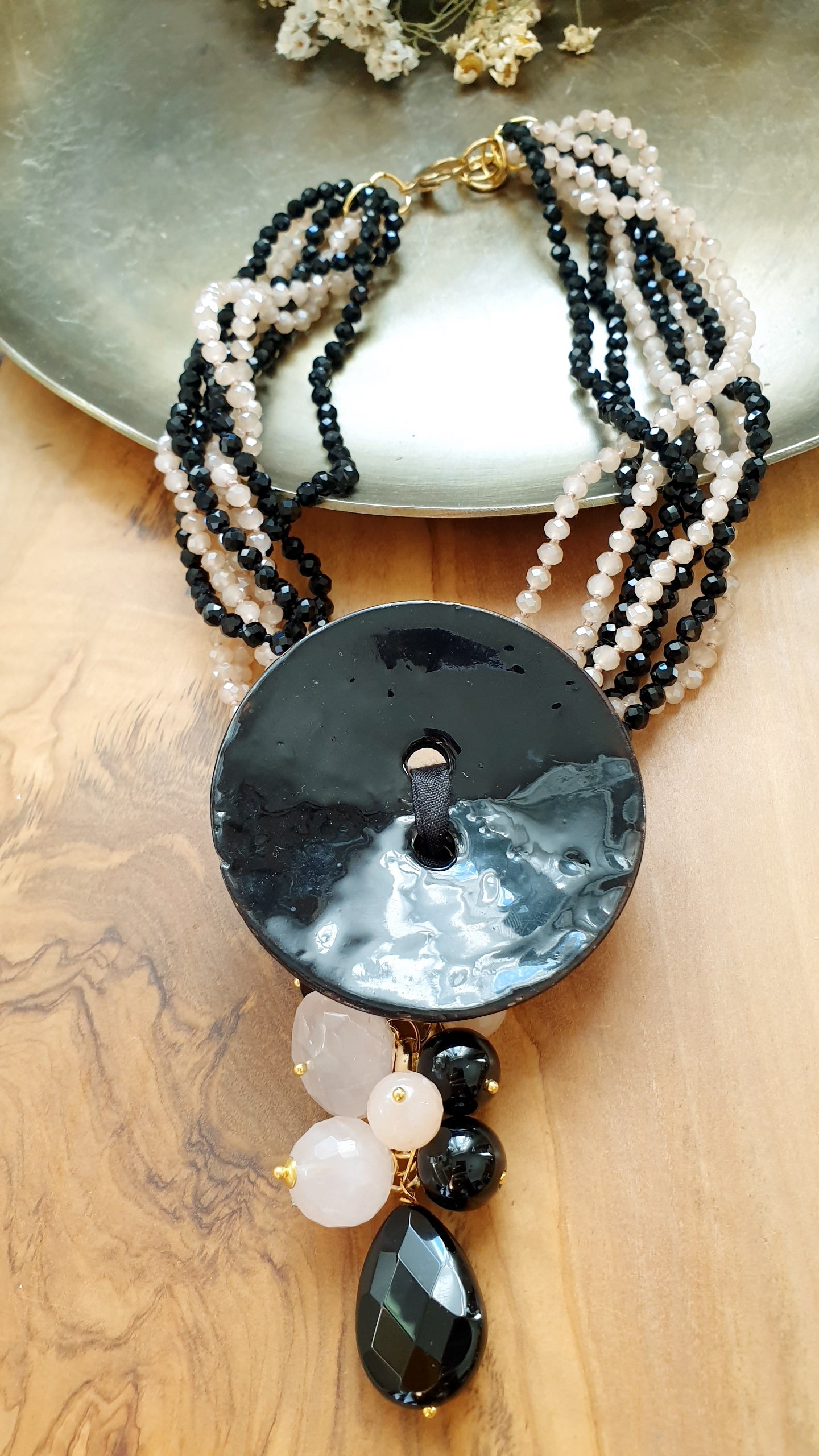 Girocollo in cristallini neri e champagne, con disco seme, quarzo citrino e onice