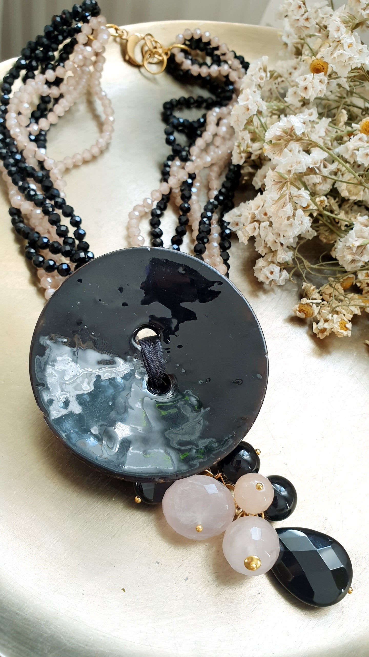 Girocollo in cristallini neri e champagne, con disco seme, quarzo citrino e onice