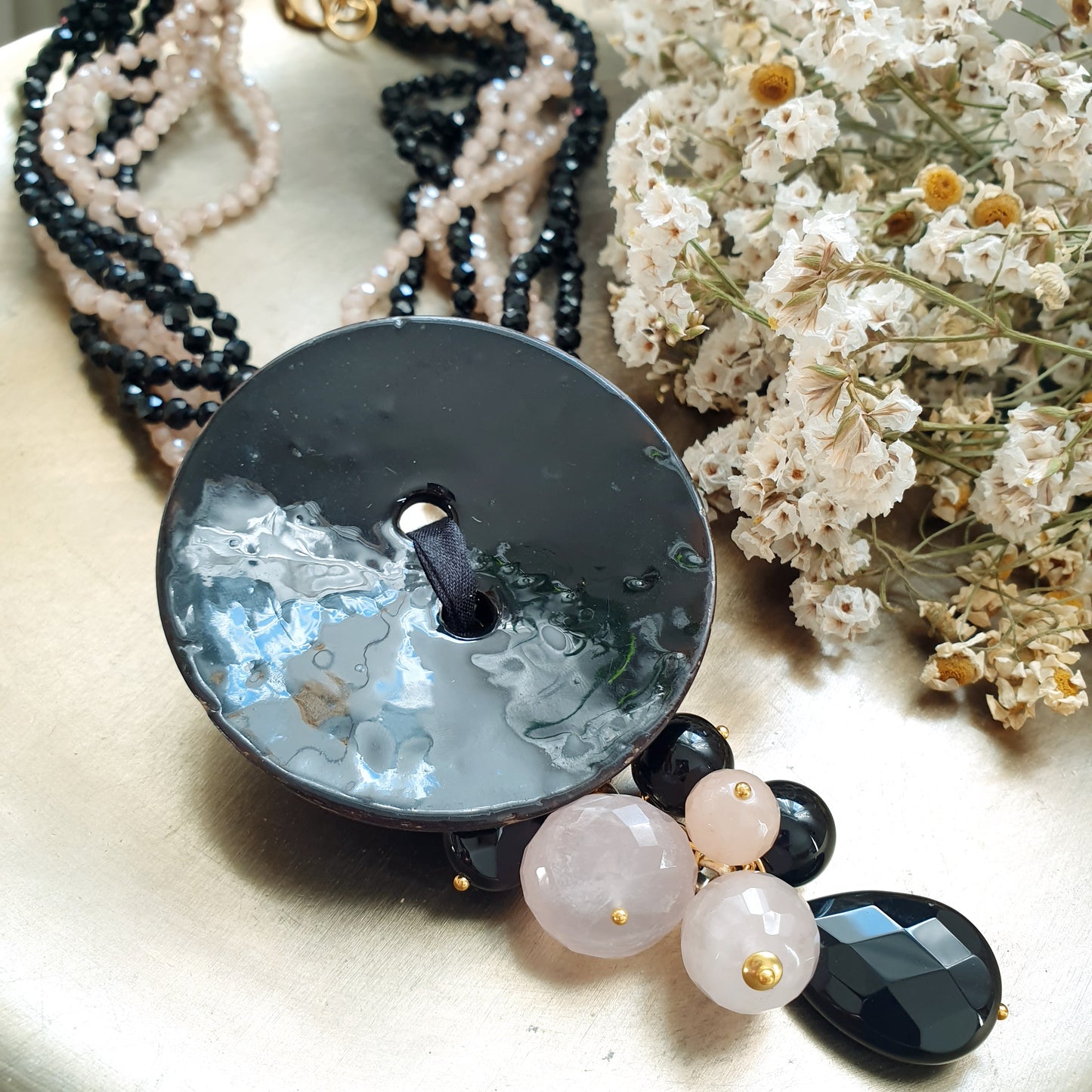 Girocollo in cristallini neri e champagne, con disco seme, quarzo citrino e onice