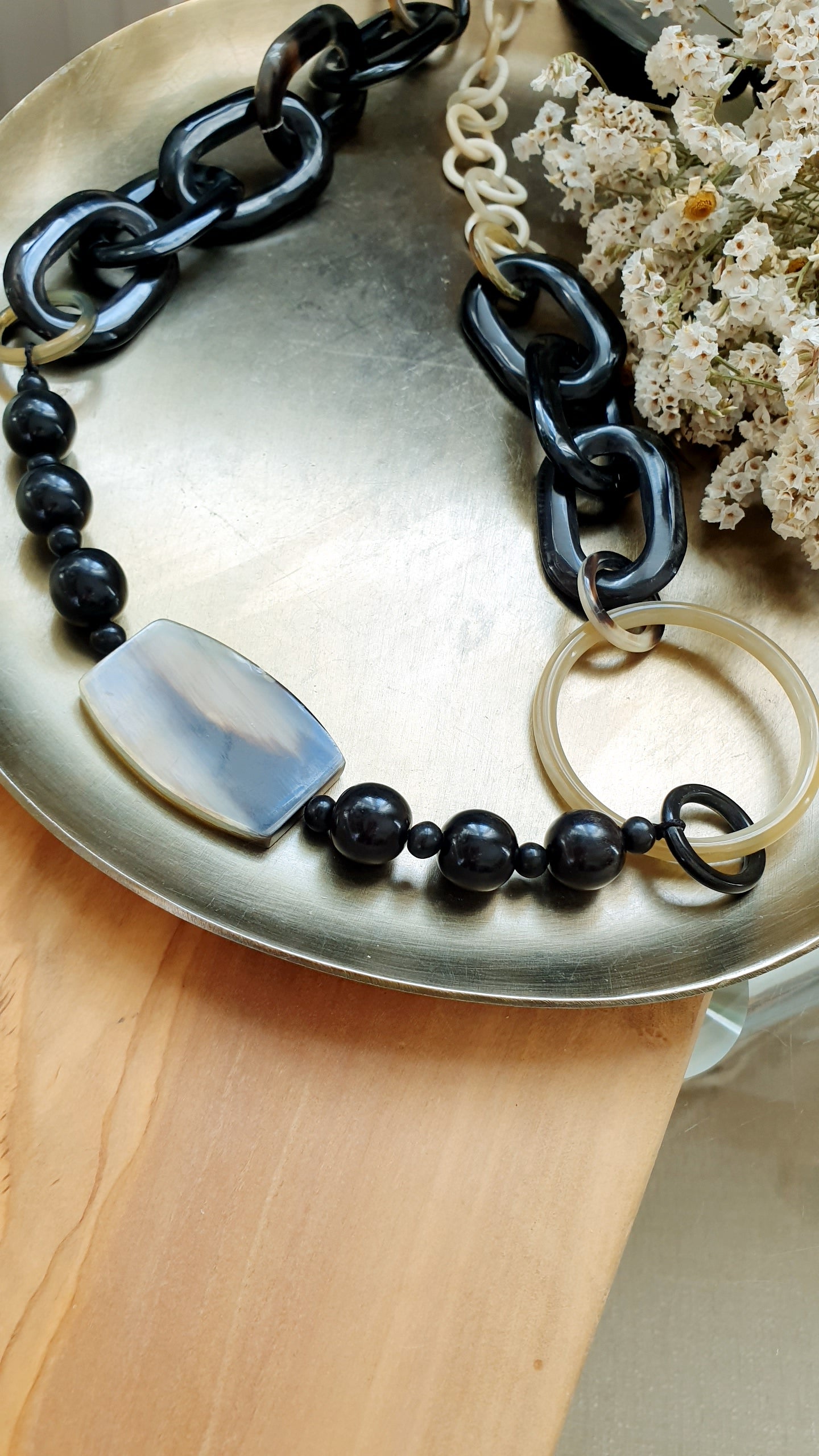 Lunga collana in corno