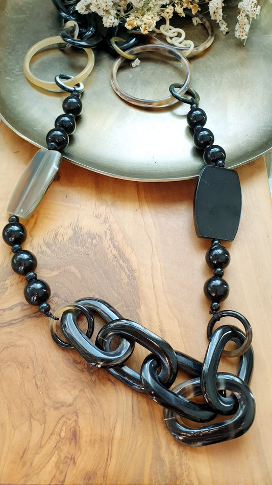 Lunga collana in corno