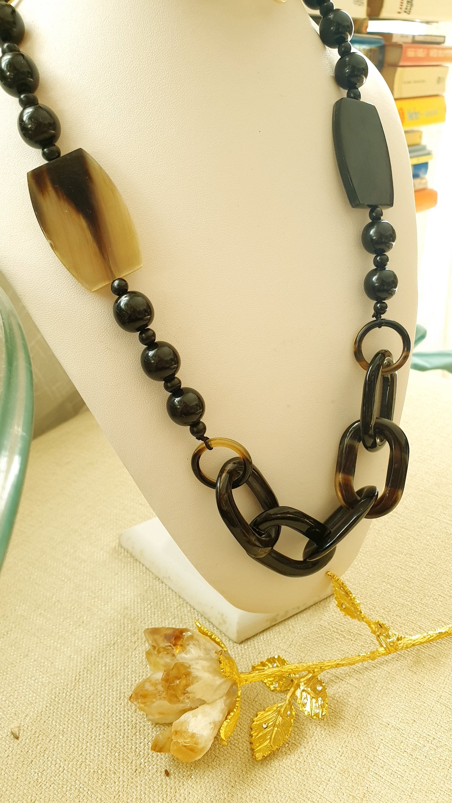 Lunga collana in corno