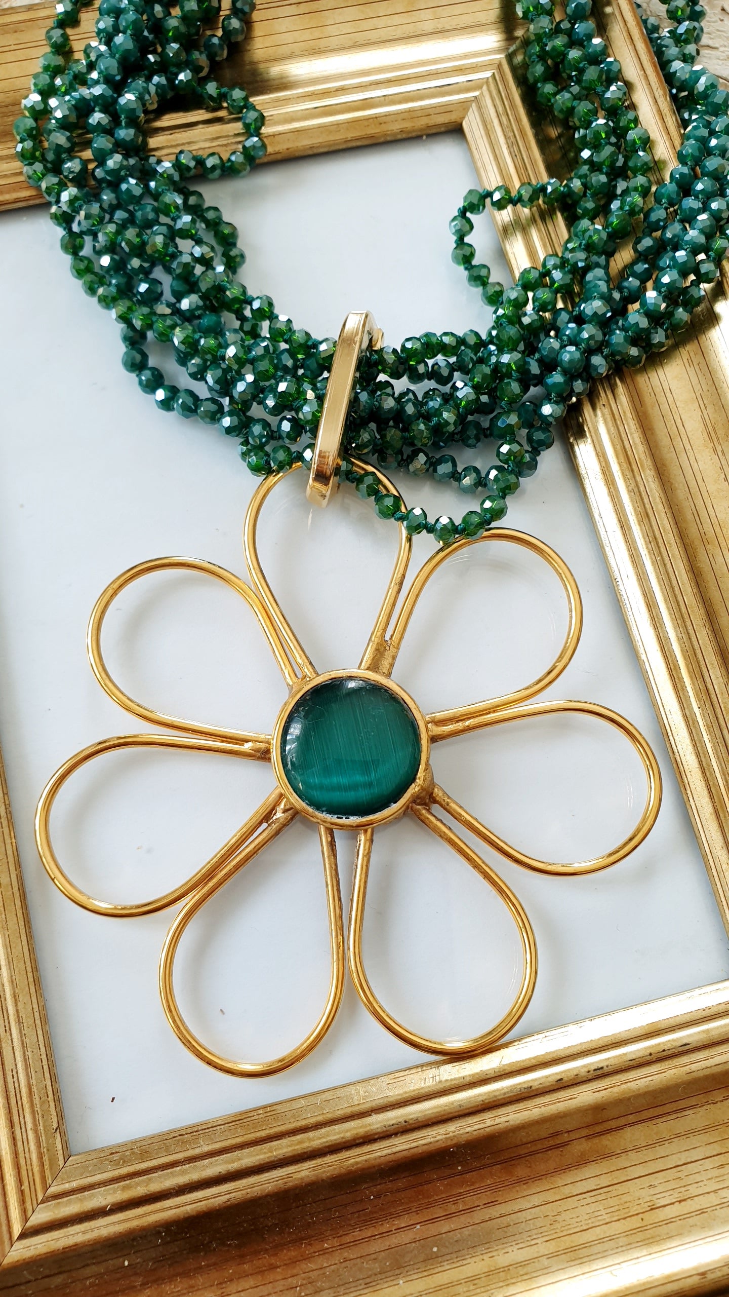 Girocollo di cristallini con fiore placcato oro e occhio di gatto