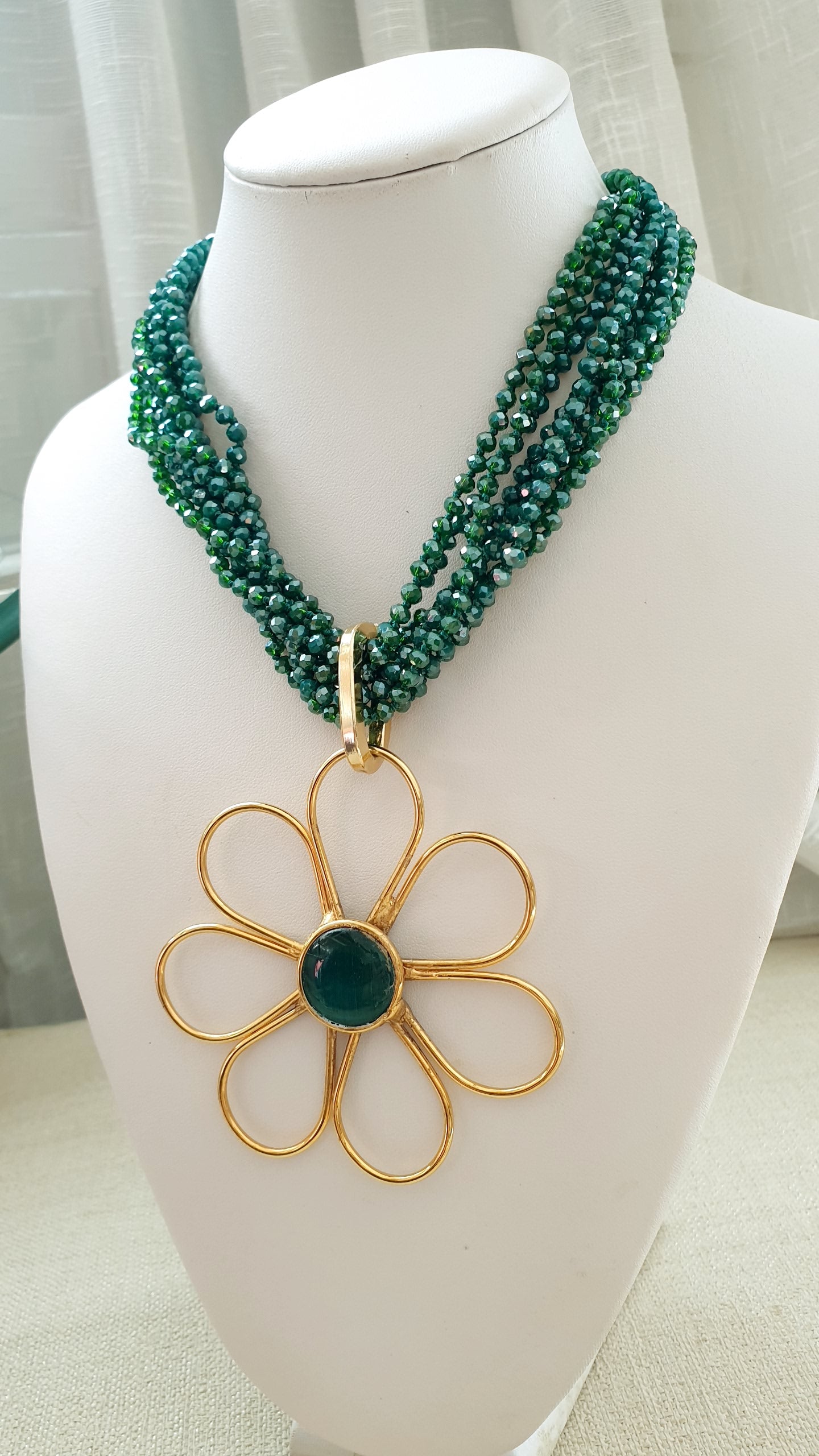 Girocollo di cristallini con fiore placcato oro e occhio di gatto