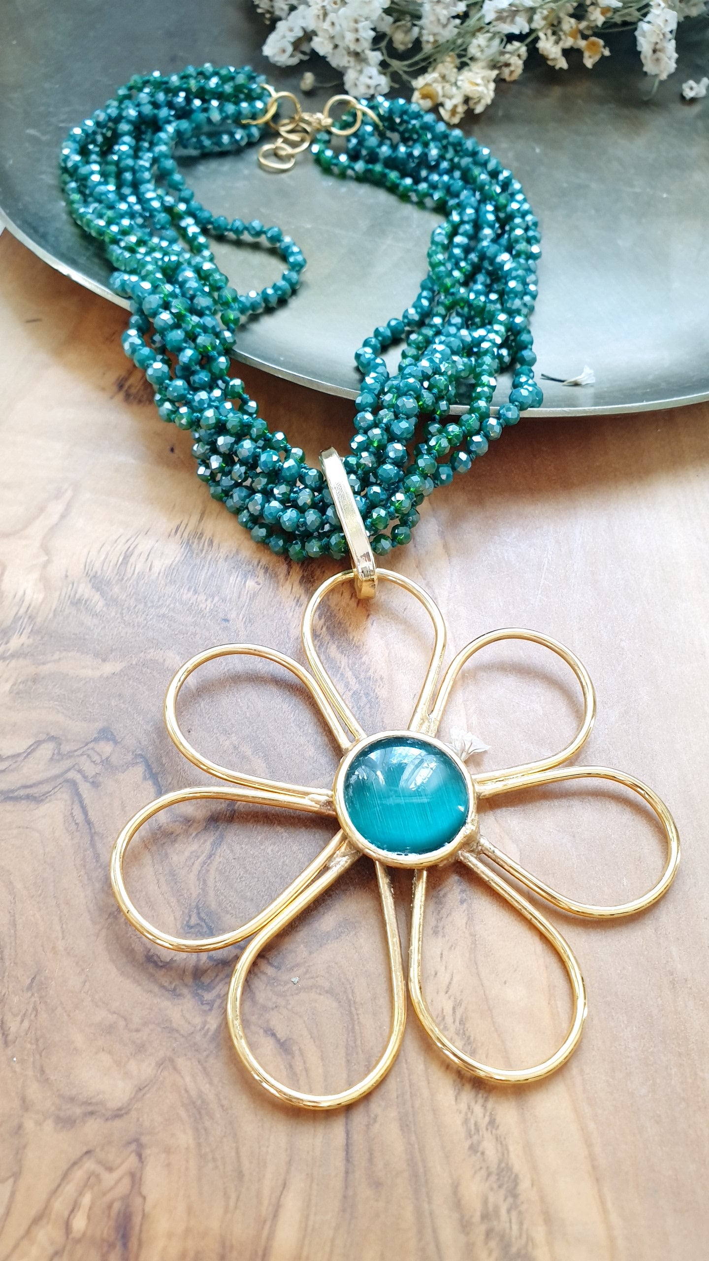 Girocollo di cristallini con fiore placcato oro e occhio di gatto